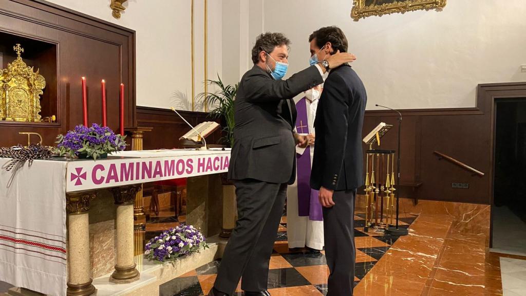 Juan Ortega, recibiendo la medalla de la Expiración.