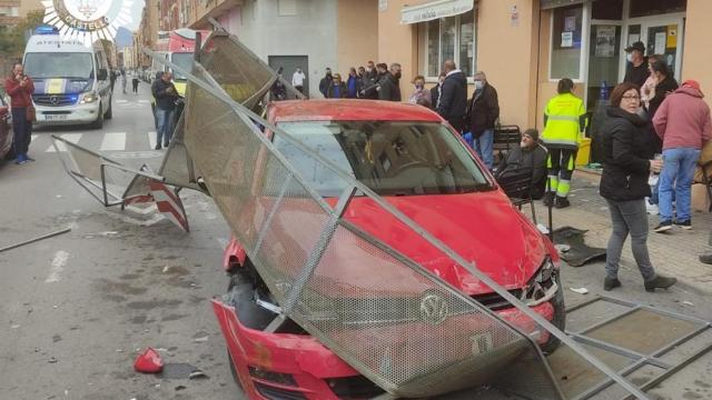 Siete heridos, dos graves, tras el atropello de un vehículo en una terraza de Castelló.