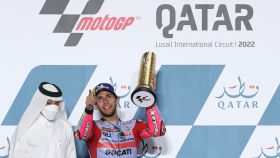 Enea Bastianini celebra su victoria en el Gran Premio de Qatar, en el circuito de Losail.