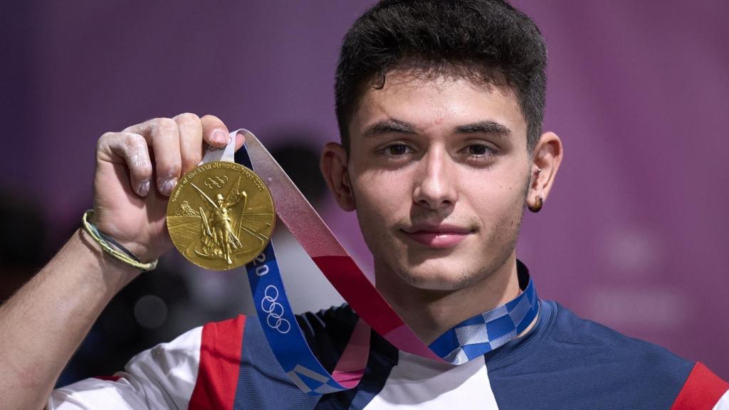 Alberto Ginés con su medalla de oro ganada en los JJOO de Tokio 2020