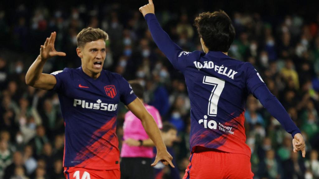 Joao Félix celebra con Marcos Llorente su gol