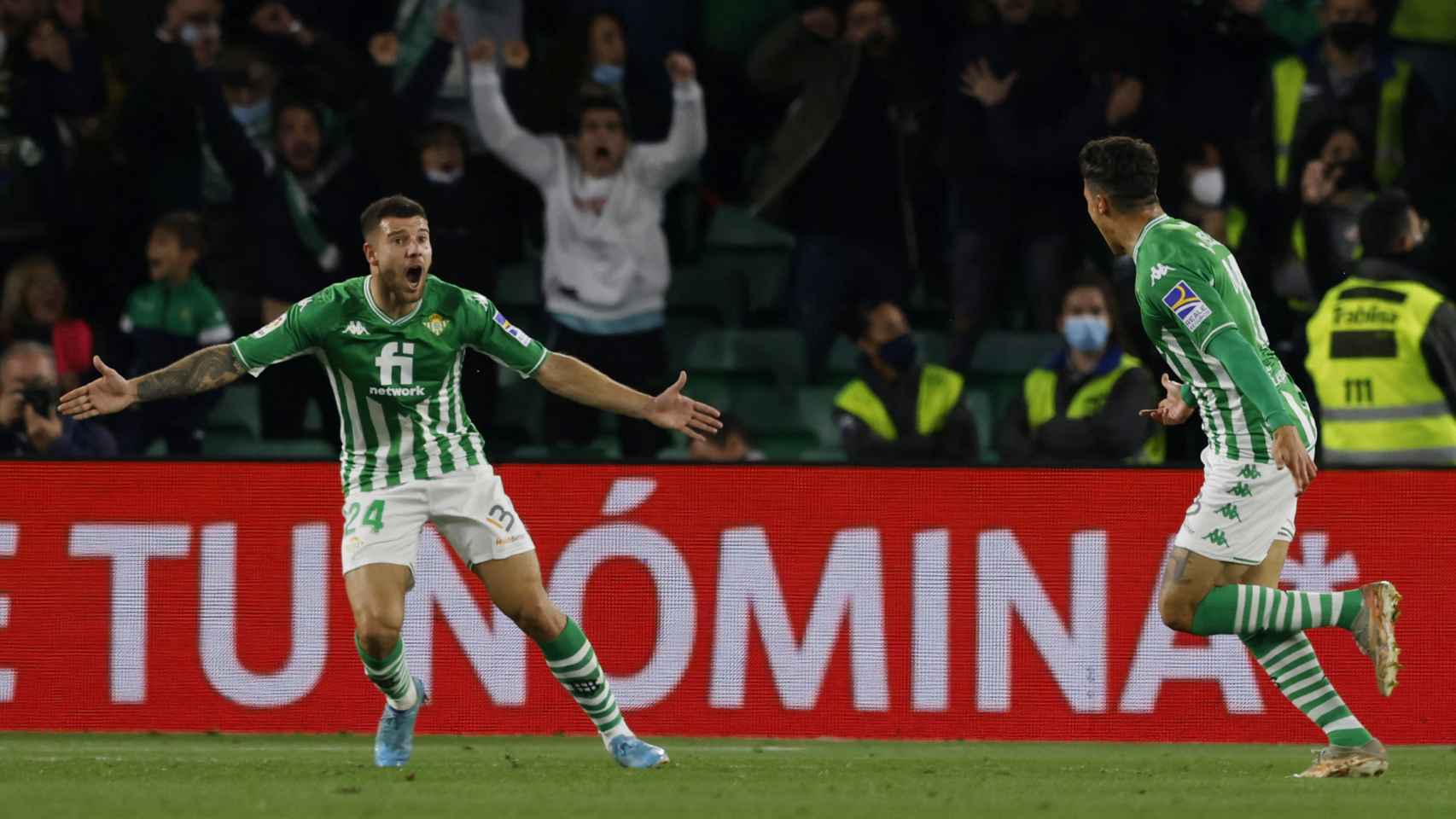 Tello celebra el gol del empate en el Betis - Atlético