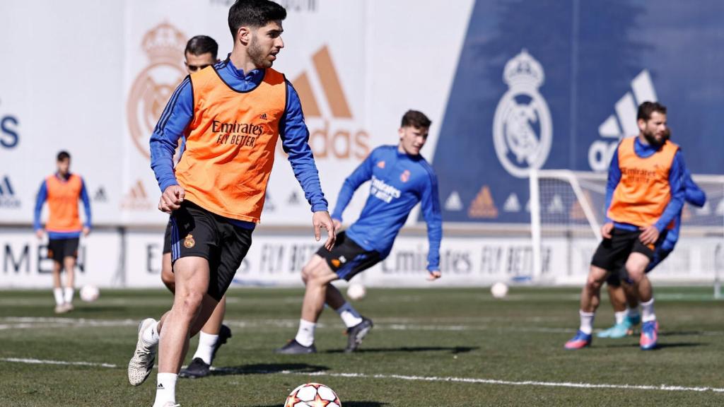 Marco Asensio jugando el balón durante el entrenamiento