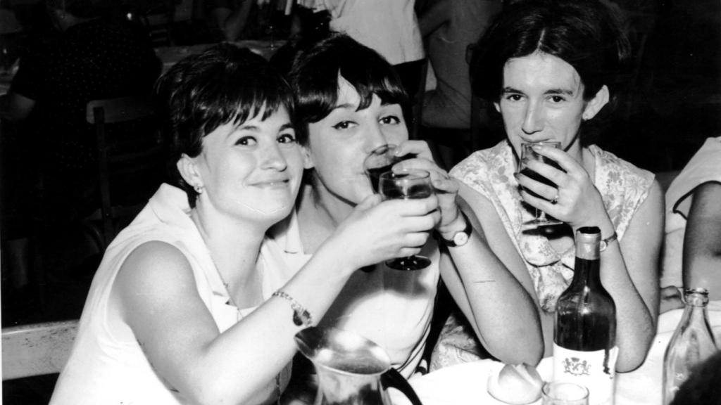 Amigas bebiendo vino durante una fiesta. Años 60. Alcoroches (Guadalajara). Fondo Los Legados de la Tierra. Archivo de la Imagen de Castilla-La Mancha.