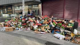 Acumulación de cajas de fruta en la calle Barcelona de A Coruña