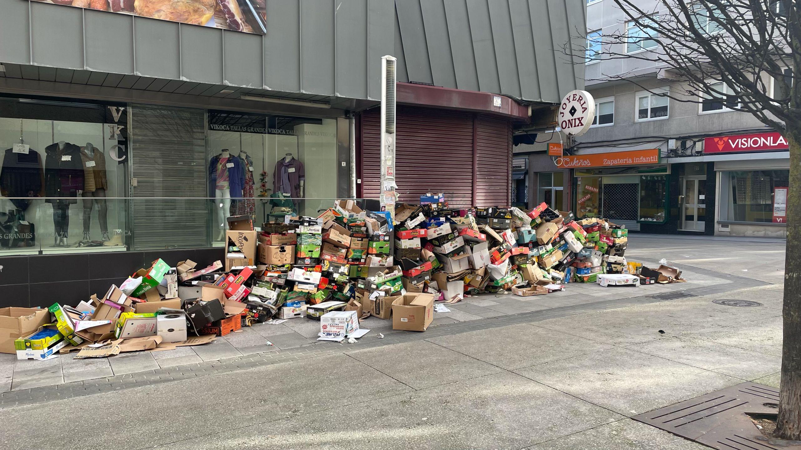 El monumento de cajas de fruta mide ya unos 10 metros de extremo a extremo