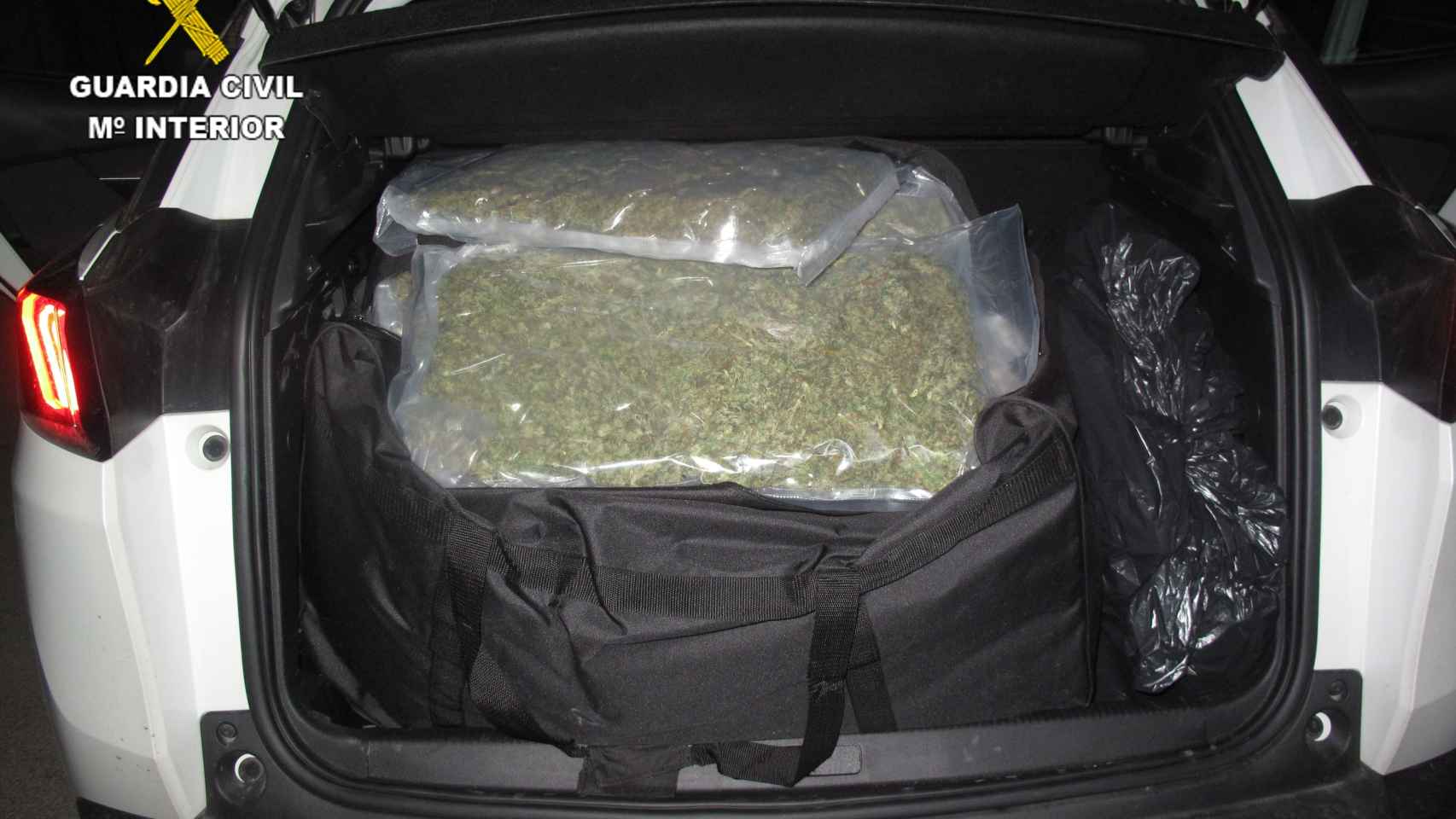 Marihuana aprehendida en el maletero del coche.