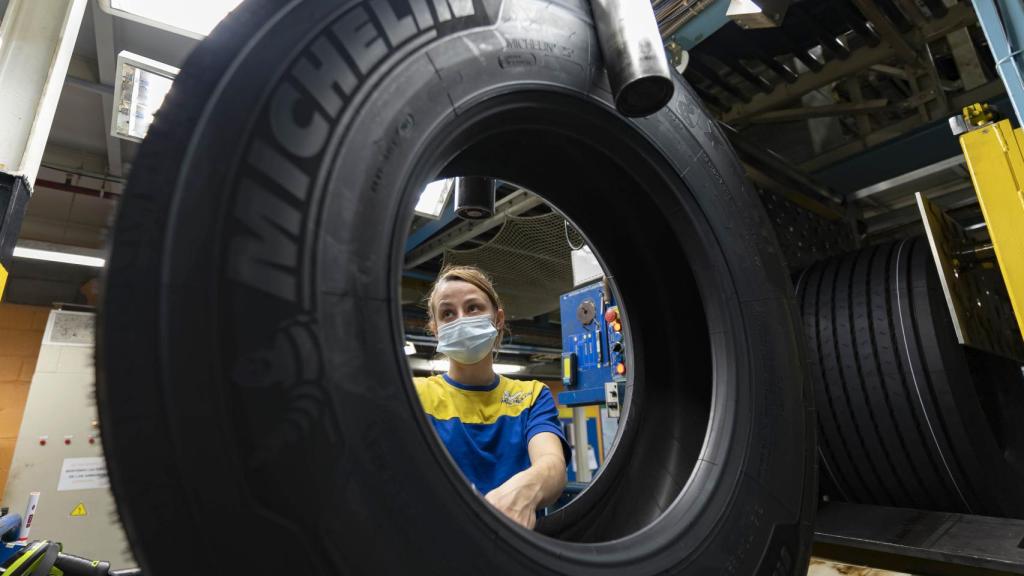 Una mujer trabaja en la fábrica de Michelin de Aranda de Duero, Burgos