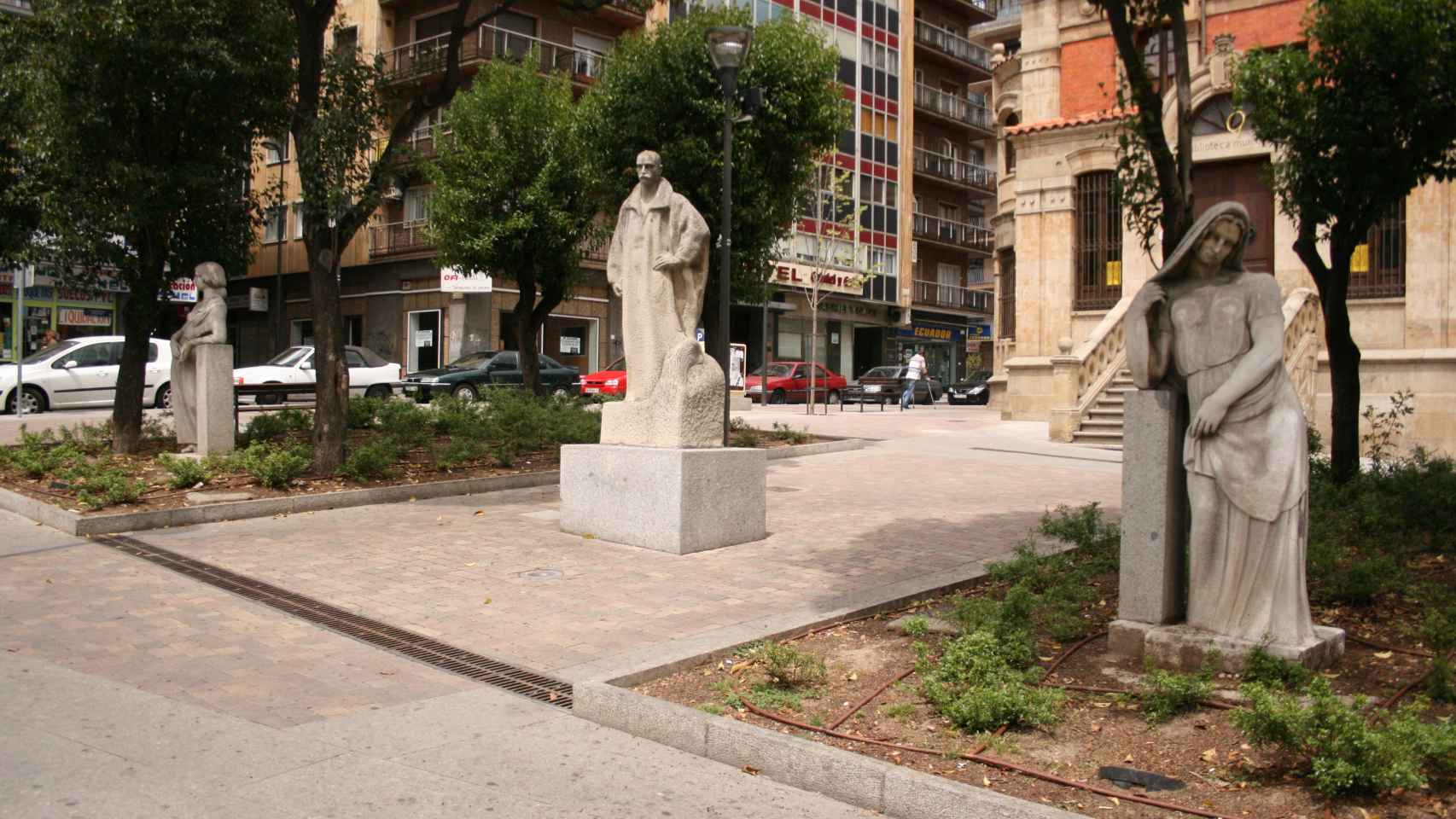 Estatua y plaza de Gabriel y Galán