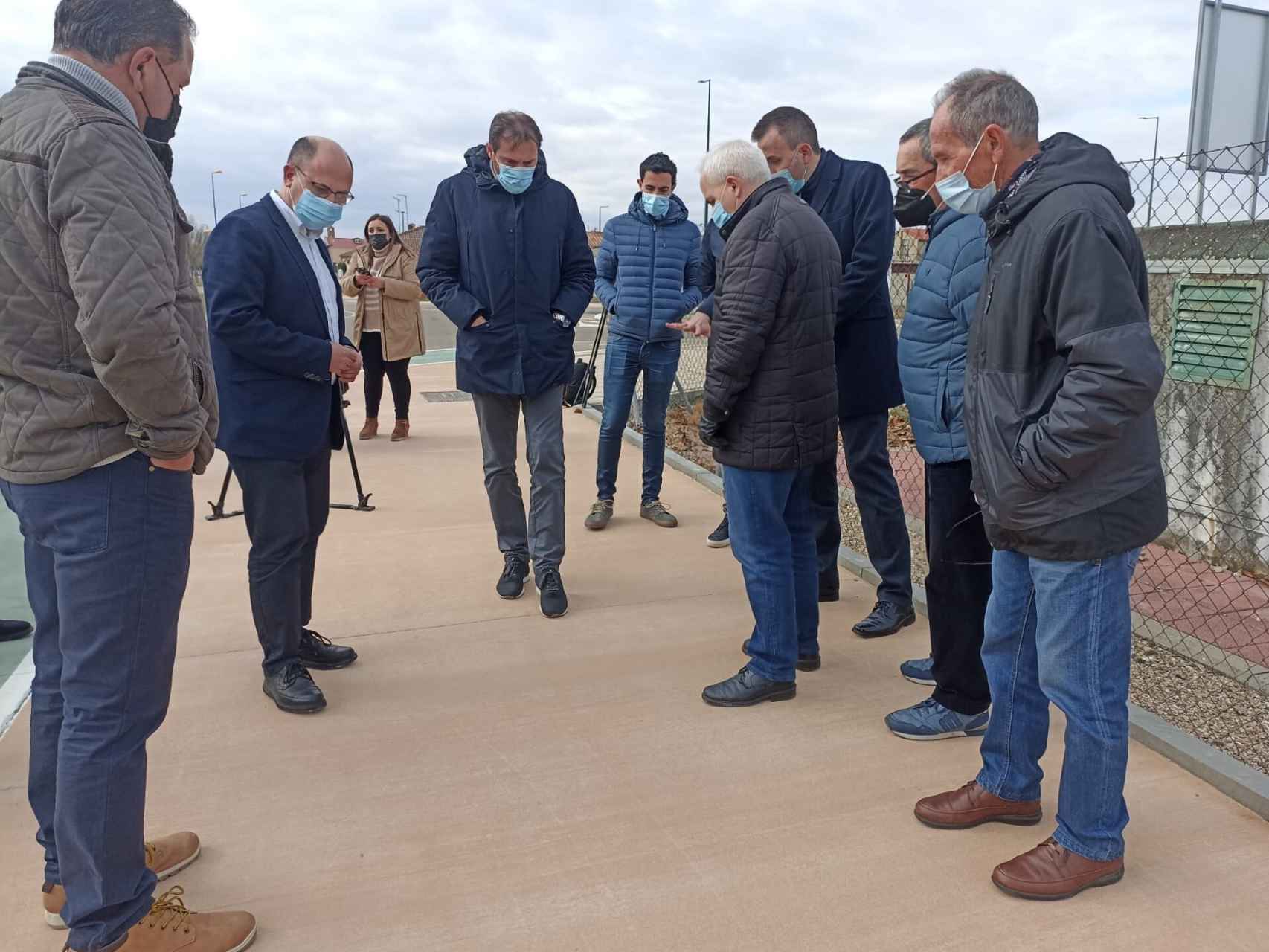 Óscar Puente durante la visita a las obras del carril bici de Puente Duero