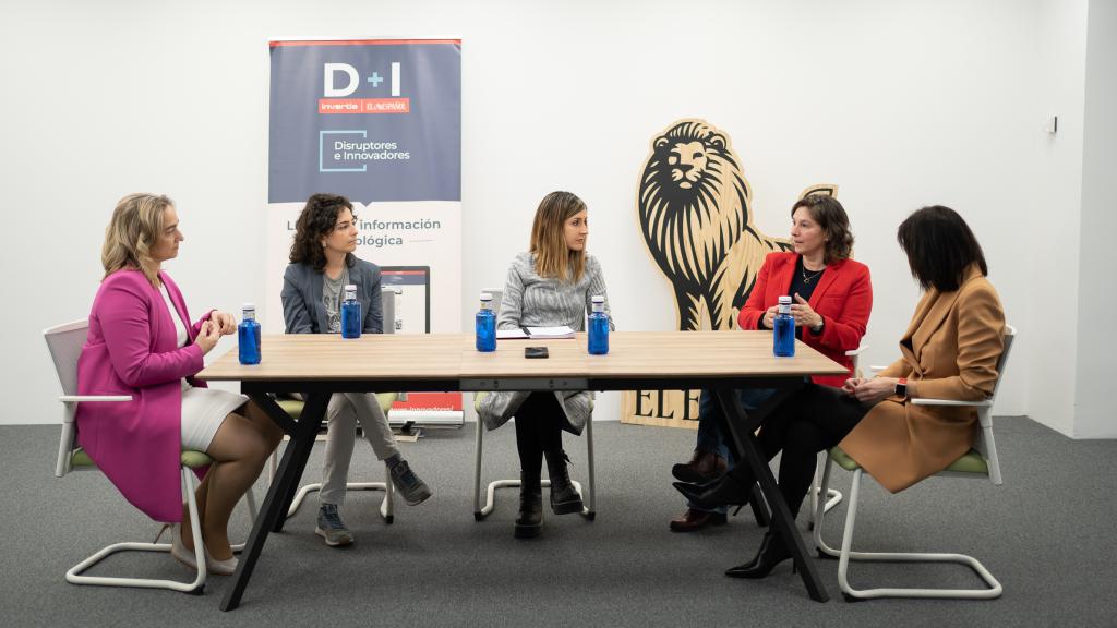 De izquierda a derecha: Cristina Martín, CEO de Usyncro; Ana Laguna, cofundadora y científica de datos en Zoundream; Beatriz Aznar, redactora D+I; Isabel García, directora general de Free Now España y Carmen Muñoz, directora general de Exclusive Networks Iberia.