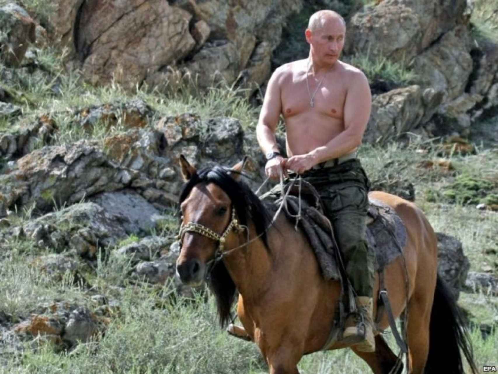 Putin, montando a su caballo con el torso desnudo.