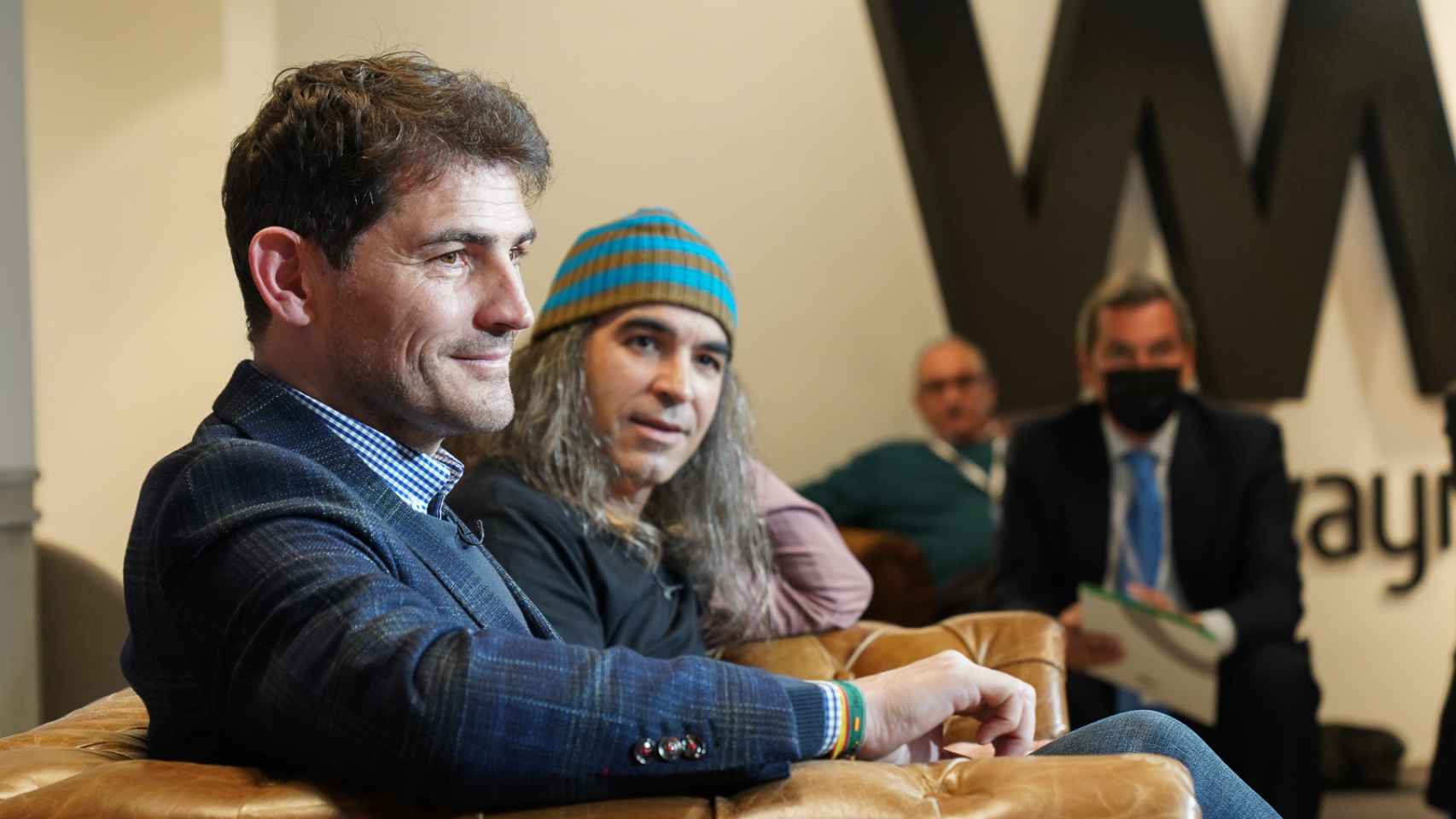 Iker Casillas y Chema Alonso durante la presentación de la convocatoria en la sede de Wayra en Madrid.