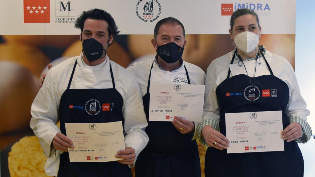 Da izquierda a derecha Simón Acevedo, Manuel González y Victoria Maseda, los tres ganadores del certamen.