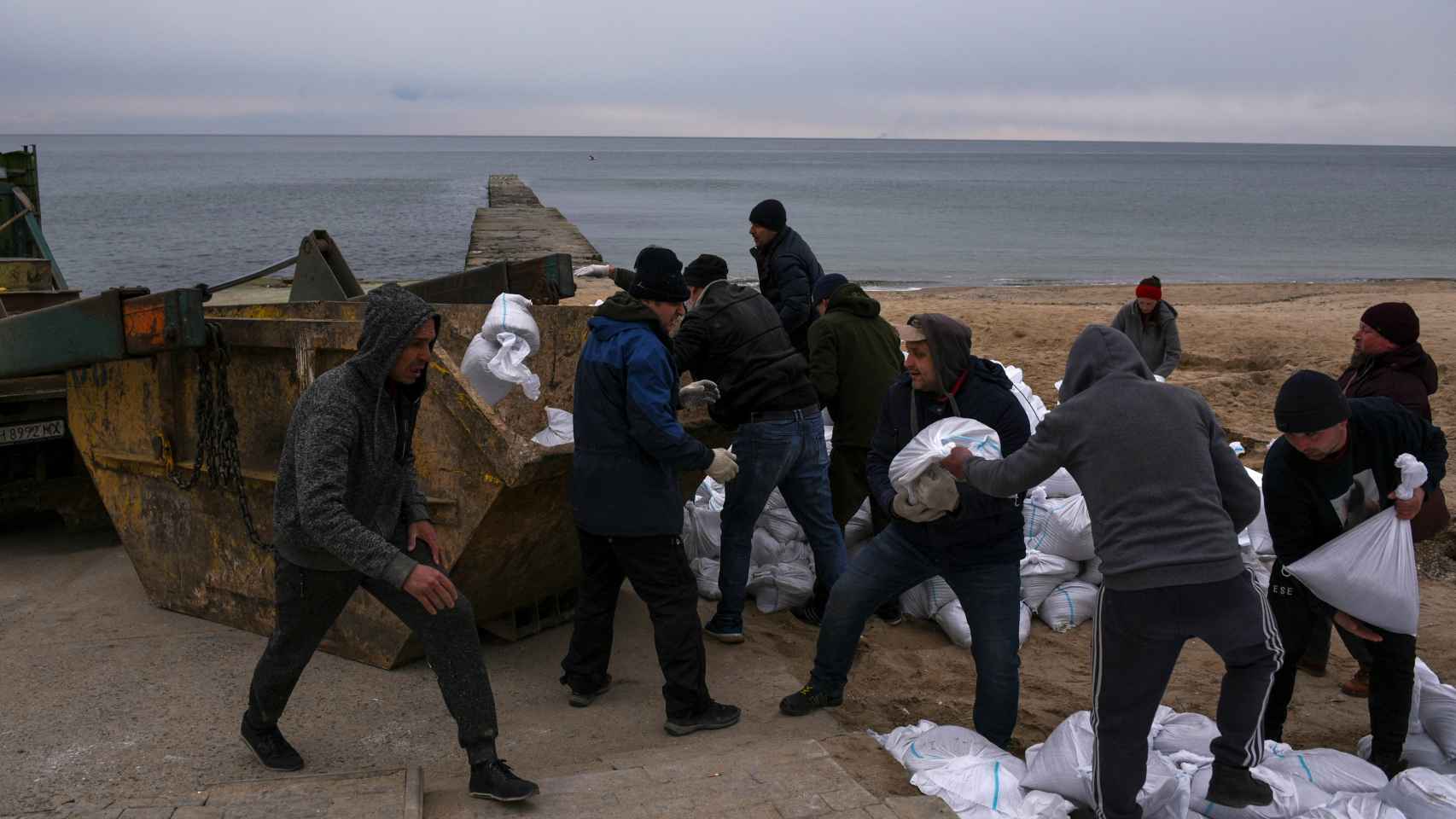 Voluntarios rellenan bolsas con arena de la playa de Odesa para levantar barricadas frente al Ejército ruso.