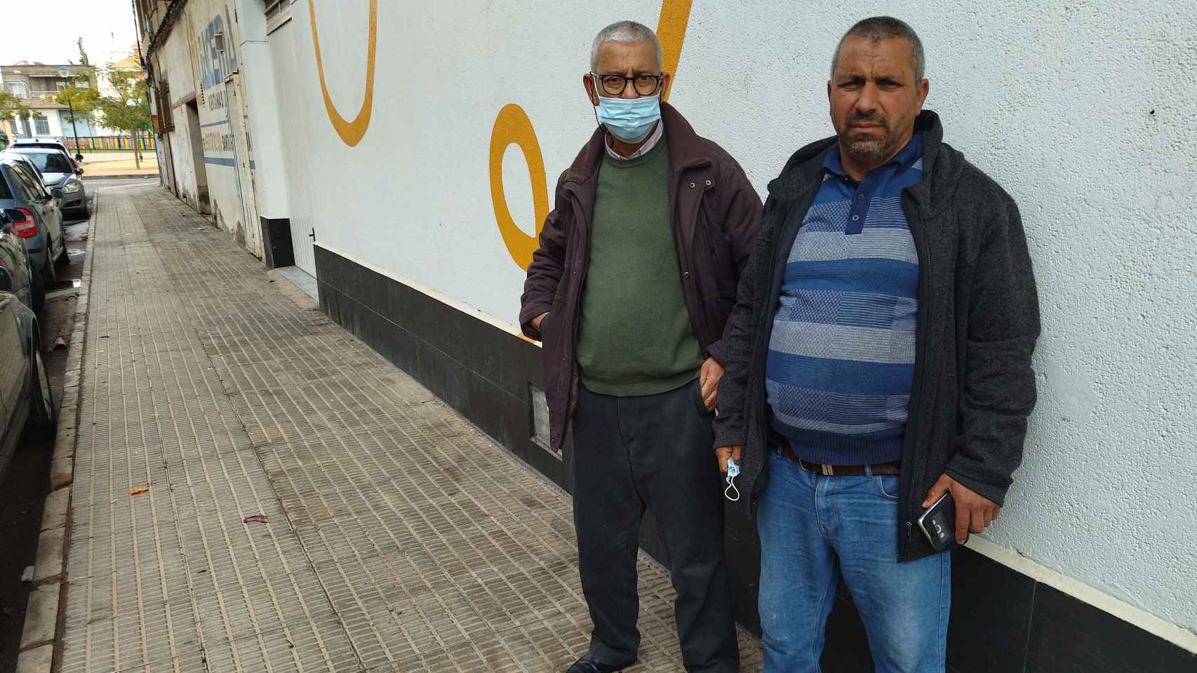 Kuider, el tío del cabeza de familia fallecido, este lunes, junto a su amigo Said, en San Javier.