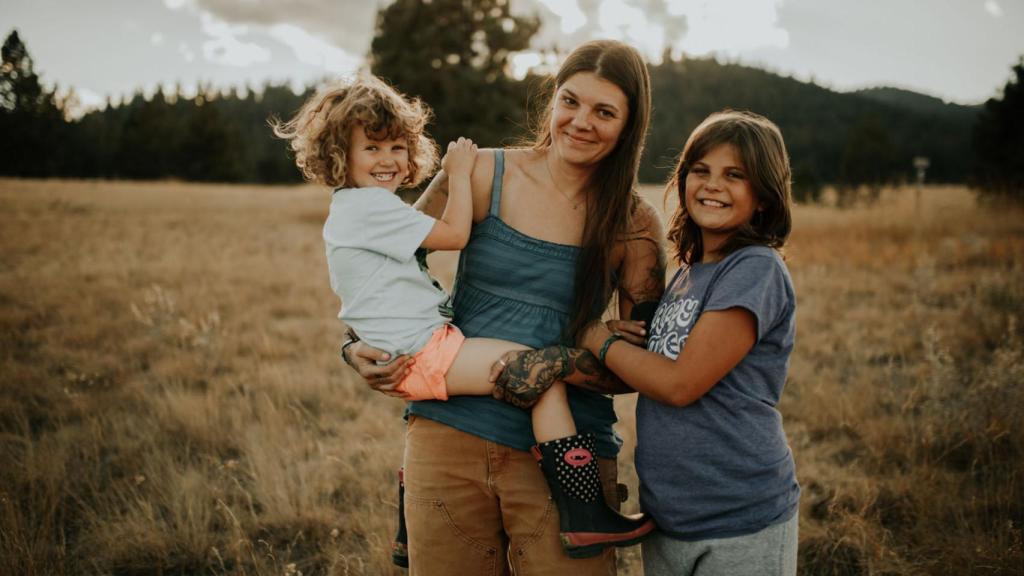 Stephanie Land junto a sus dos hijas.