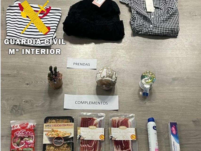 Imagen de algunos de los objetos sustraídos facilitada por la Guardia Civil