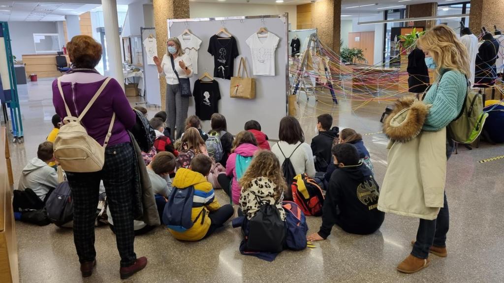 Un grupo de alumnos visita 'Haciendo visible lo invisible' en Villaquilambre