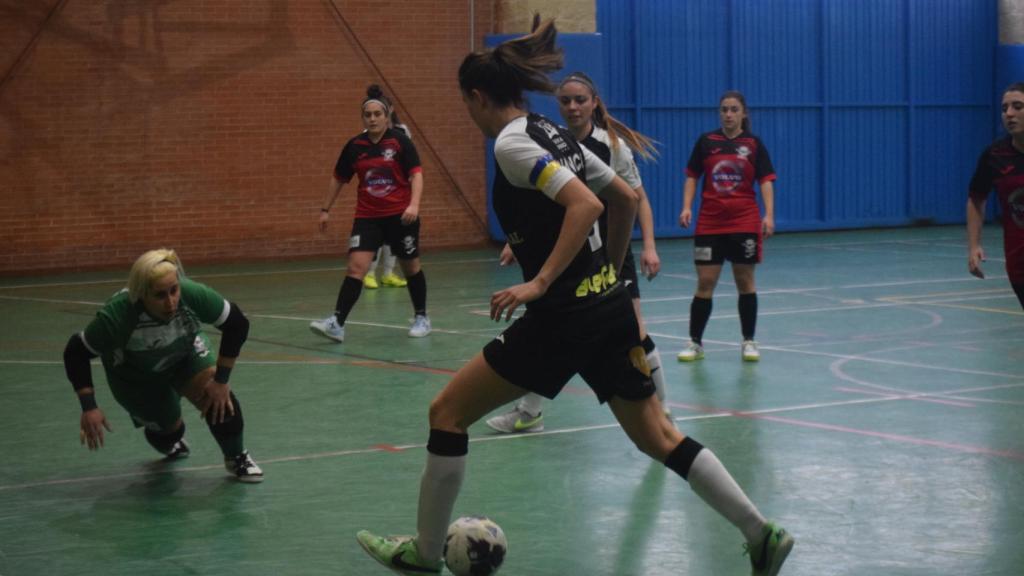 Blanca del River Zamora Caja Rural lanza a portería para anotar el 2-0