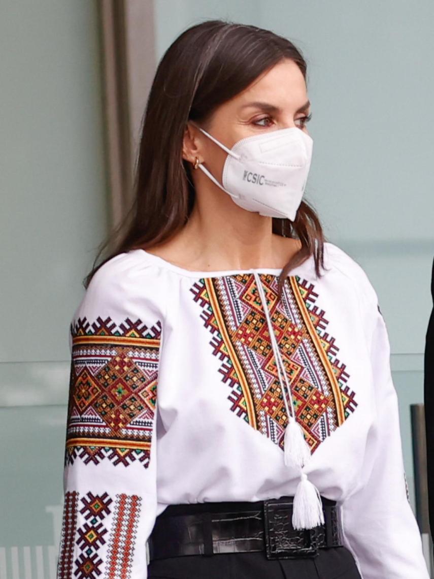 Letizia con una llamativa blusa en apoyo a Ucrania.