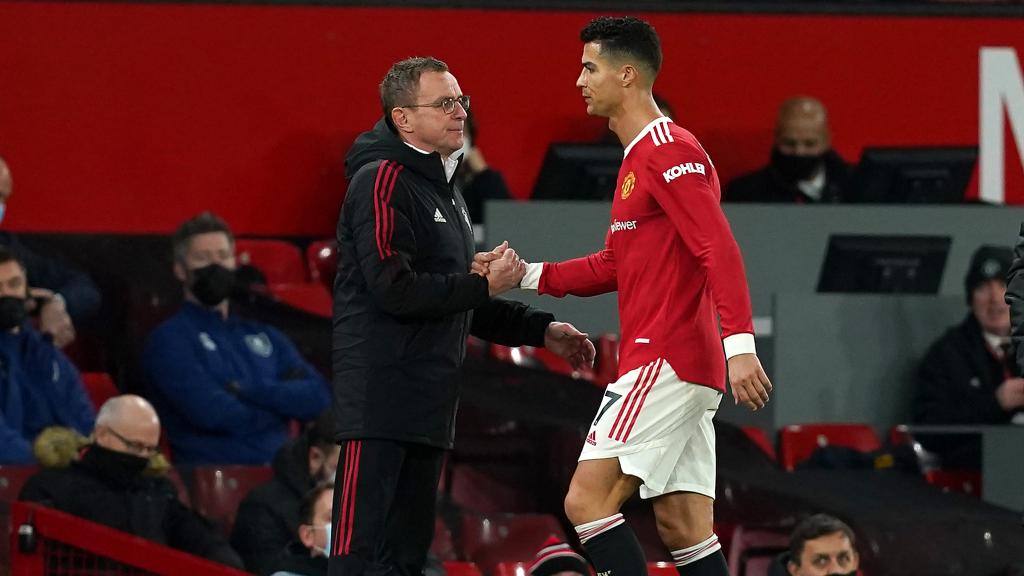 Un saludo entre Ralf Rangnick y Cristiano Ronaldo