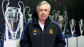 Carlo Ancelotti, entrenador del Real Madrid, con las 'Orejonas' detrás