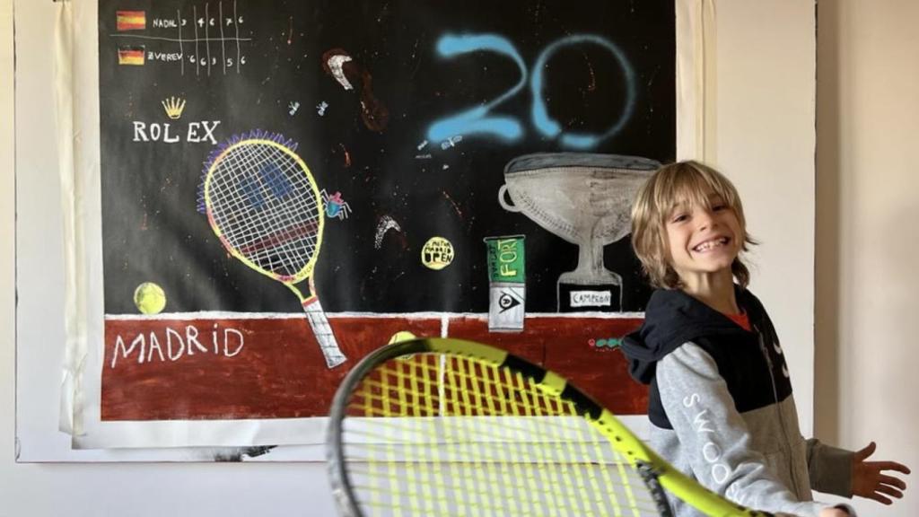 Leonardo Rodríguez-Pastrana Caldarola, delante del cuadro del XX aniversario del Mutua Madrid Open