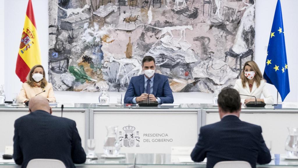 Al fondo, Nadia Calviño, Pedro Sánchez y Yolanda Díaz. De espaldas, Unai Sordo y Antonio Garamendi.