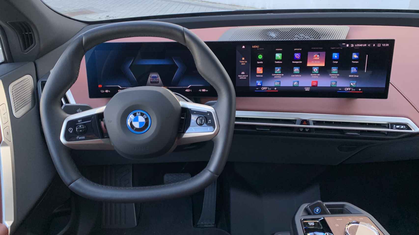 Interior del BMW iX, destaca por el tamaño de las pantallas.