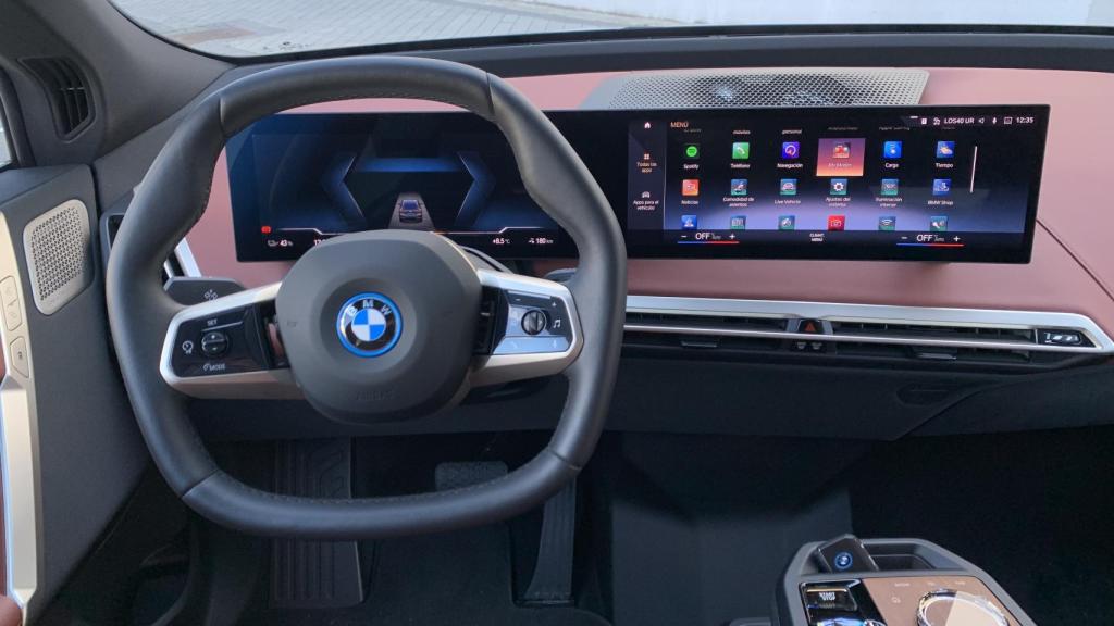 Interior del BMW iX, destaca por el tamaño de las pantallas.