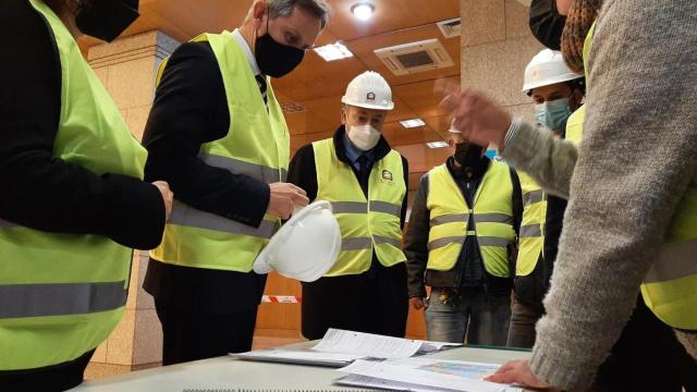 Visita del delegado del Gobierno, José Miñones, a las obras de renovación.