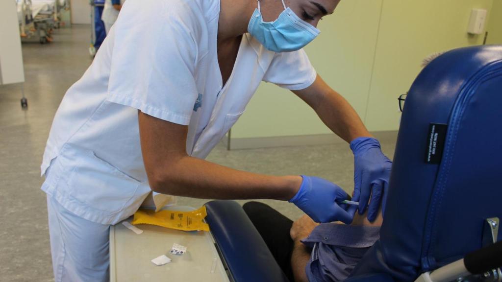 Dos hospitales gallegos buscan voluntarios para probar la vacuna de Hipra contra el Covid