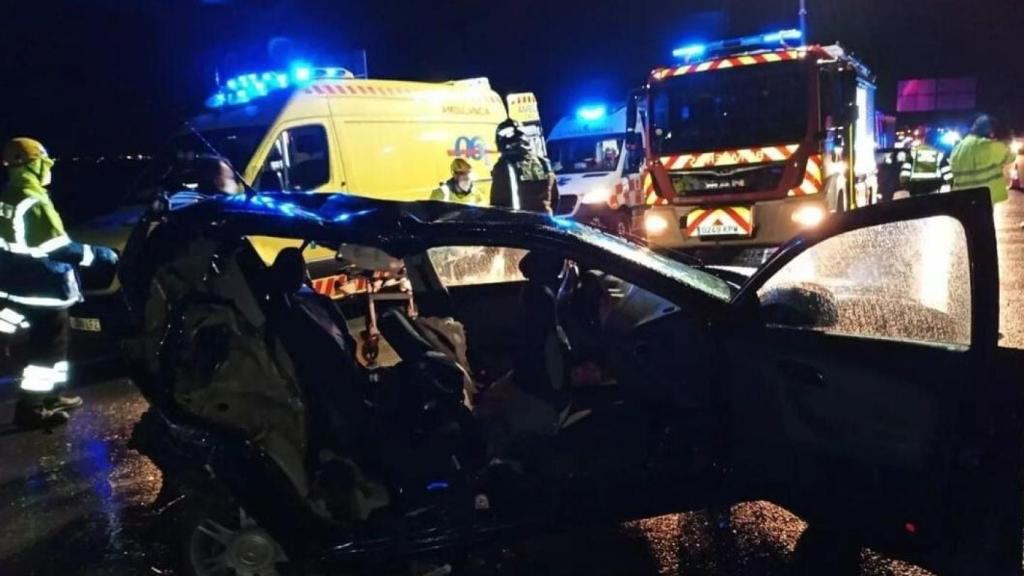 Bomberos y sanitarios, este domingo por la noche, en el siniestro ocurrido en la Autopista del Mediterráneo.