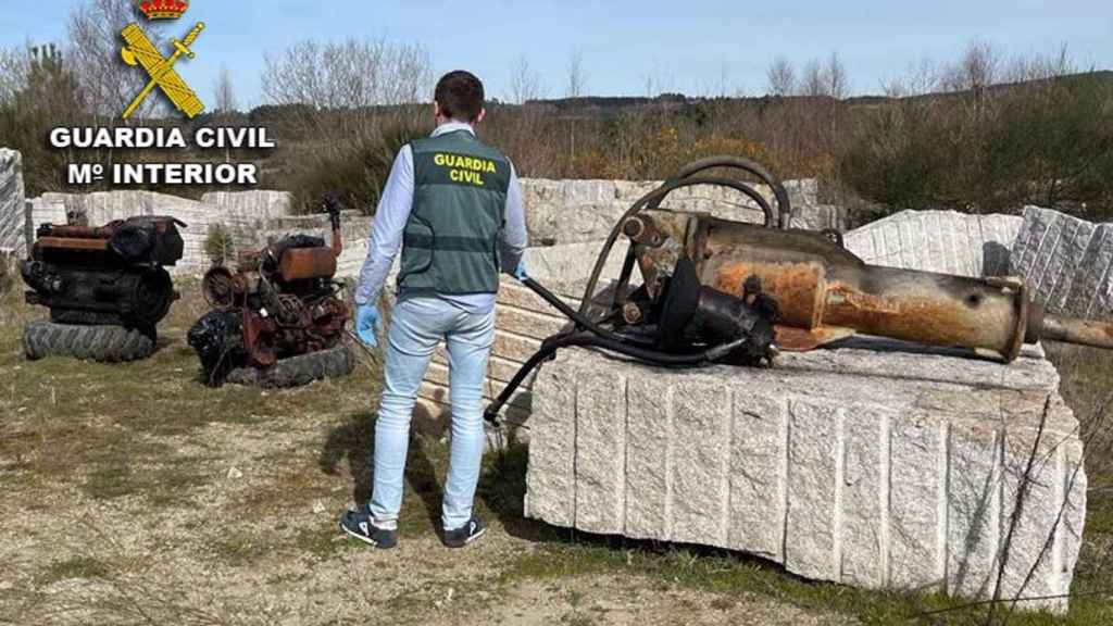 Detenidos dos hombres y una mujer por robos en los últimos meses en una cantera en Agolada (Pontevedra).