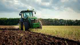 Un hombre trabajando en el campo en un tractor en una imagen de archivo.