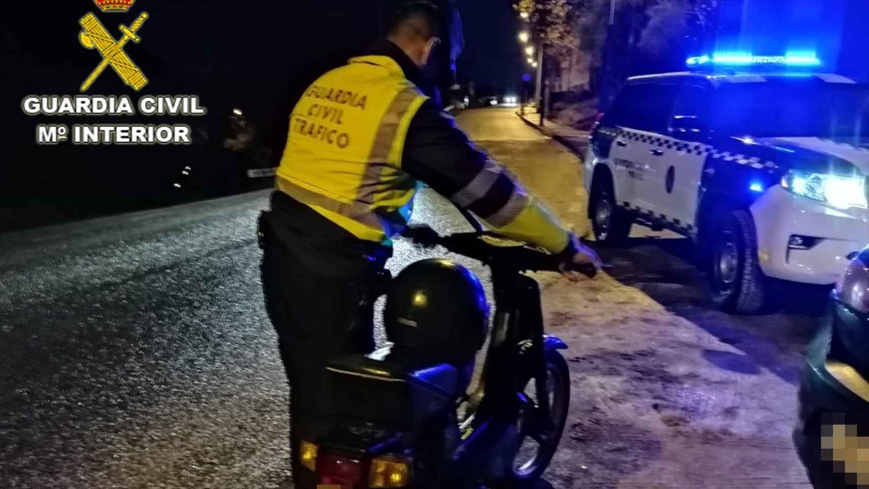 Ciclomotor parado en Mos por la Guardia Civil conducido por un hombre sin permiso y bajo los efectos de  bebidas alcohólicas.