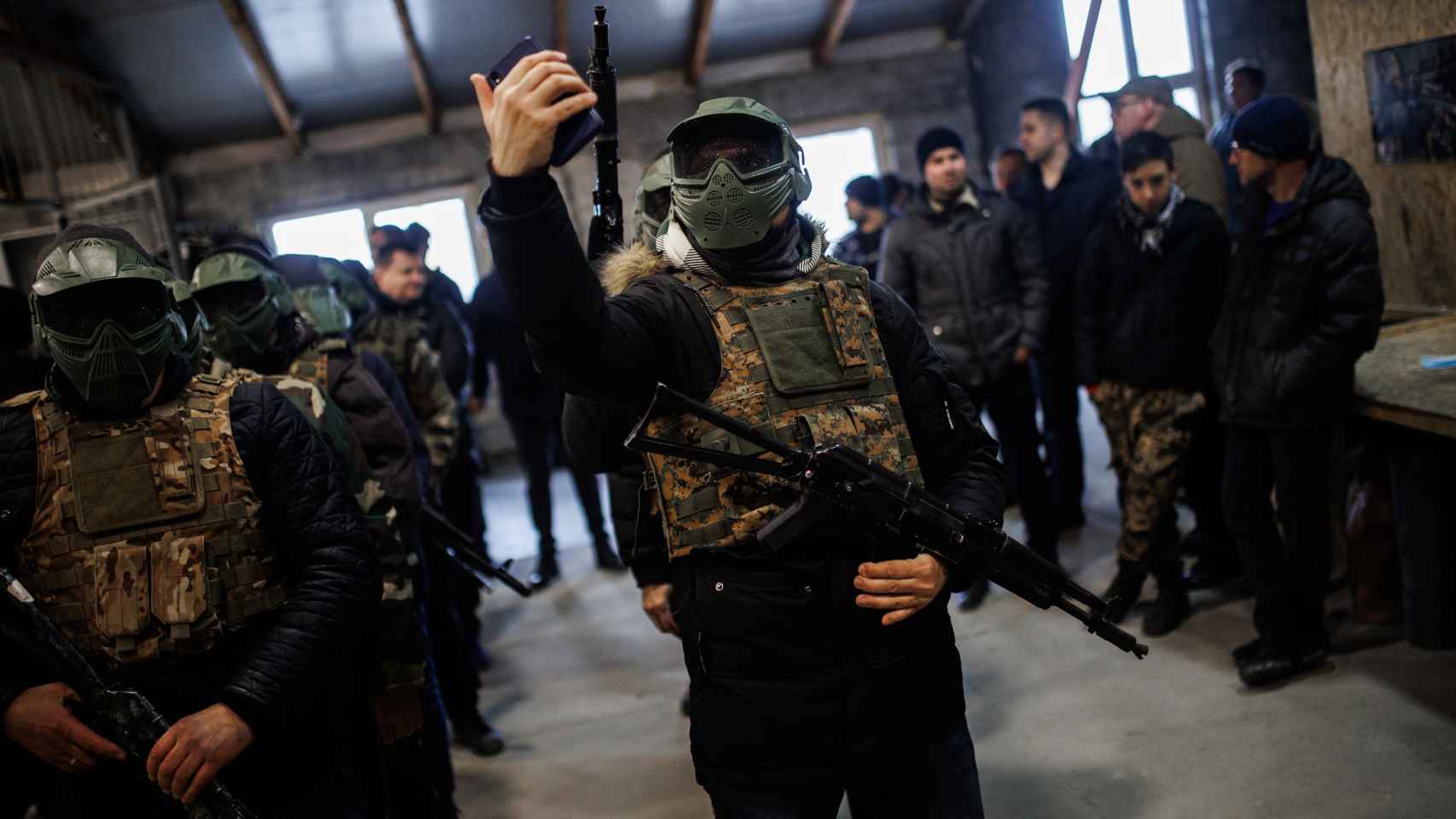 Varios civiles y soldados, con fusiles de asalto, durante un entrenamiento en Lviv (Ucrania).