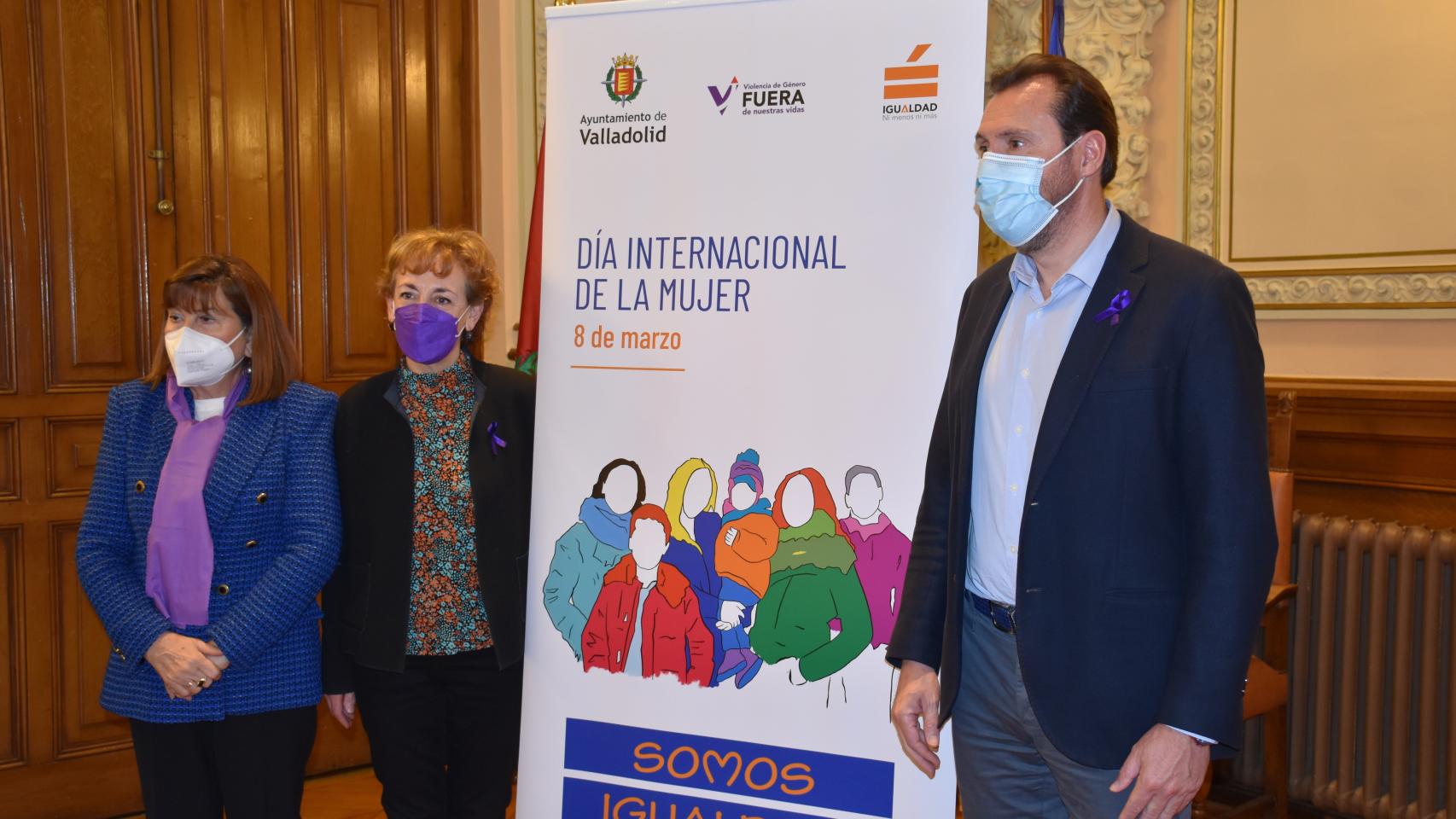 Maria Victoria Soto, Ana Gallego y Óscar puene en la presentación del acto institucional del 8-M