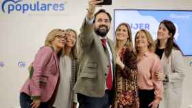 Paco Núñez haciéndose una fotografía selfie junto a varias políticas del PP de Castilla-La Mancha.