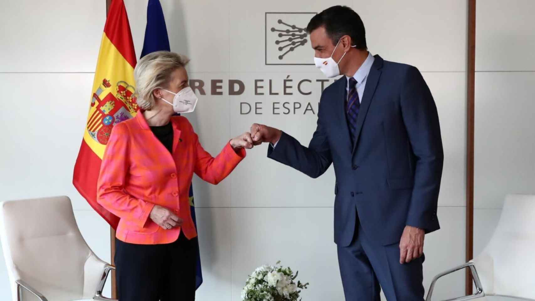 El presidente del Gobierno, Pedro Sánchez, con la presidenta de la Comisión Europea, Ursula von der Leyen, en su visita a la sede de Red Eléctrica de España.