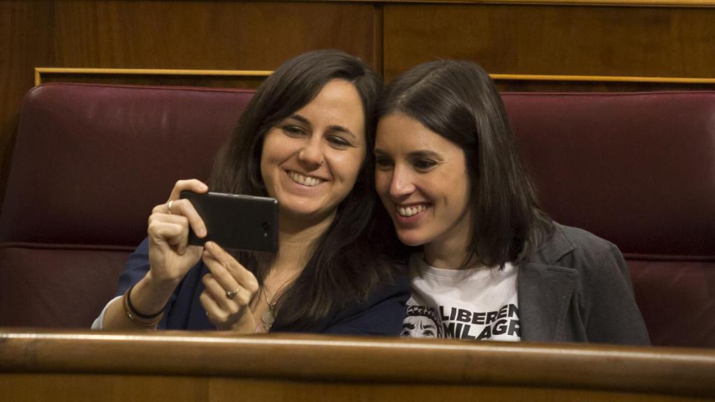 La ministra de Derechos Sociales y Agenda 2030, Ione Belarra, junto a la ministra de Igualdad, Irene Montero, en el Congreso de los Diputados.