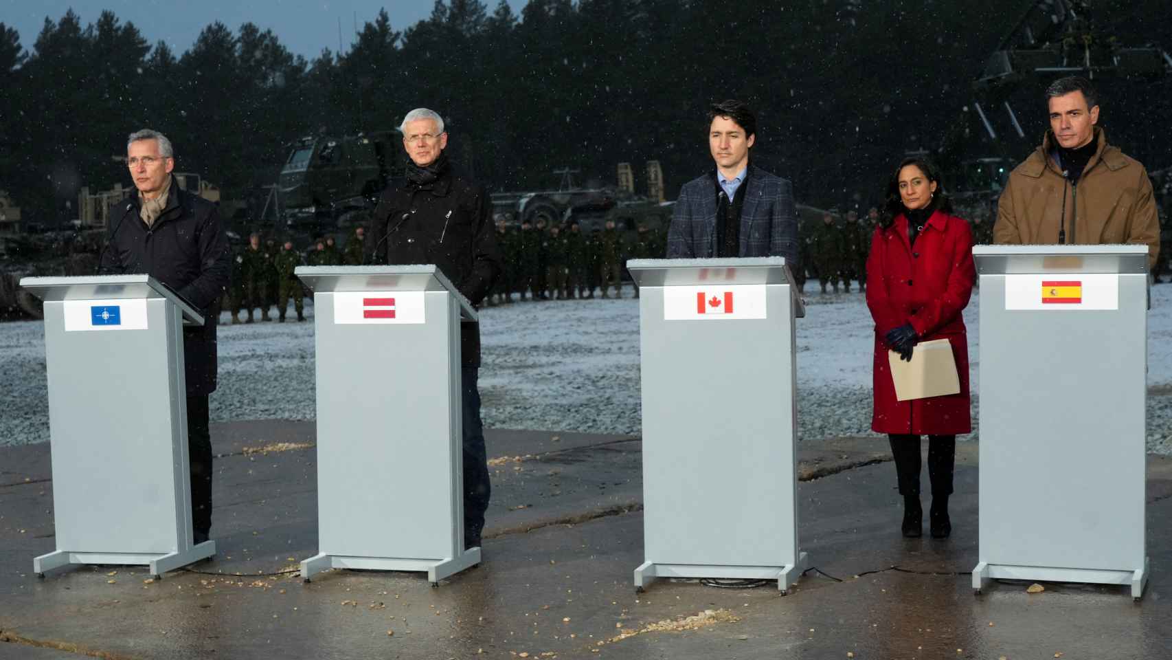 De i. a d.: El secretario general de la OTAN, Jens Stoltenberg, el primer ministro de Letonia, Arturs Krisjanis Karins, el primer ministro de Canadá, Justin Trudeau y el presidente español, Pedro Sánchez.