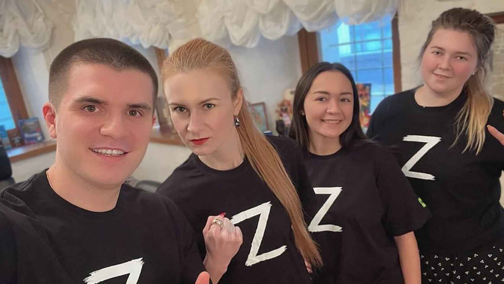 La diputada rusa Maria Butina posa junto a otros compañeros vistiendo una camiseta con la letra 'Z'.