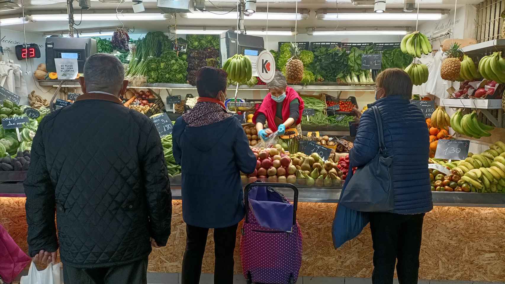 Algunas personas realizando su compra en el Mercado Central de Alicante.