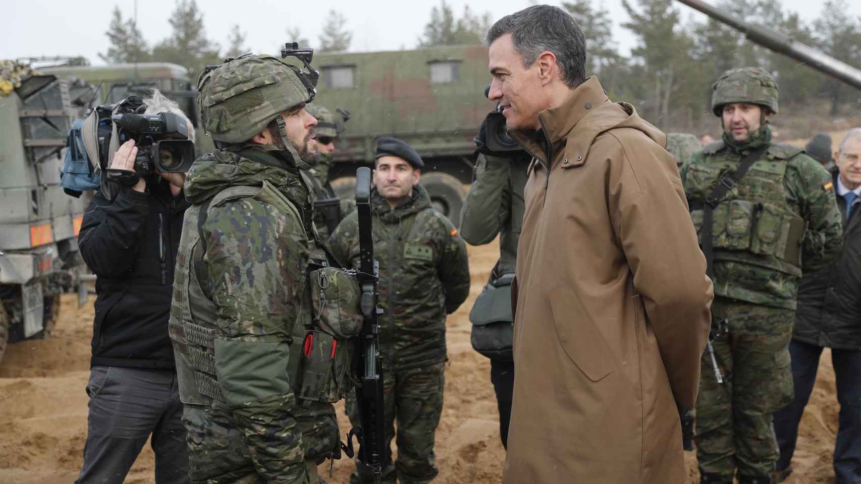 Pedro Sánchez habla con soldados durante su visita a la base militar de Adazi.