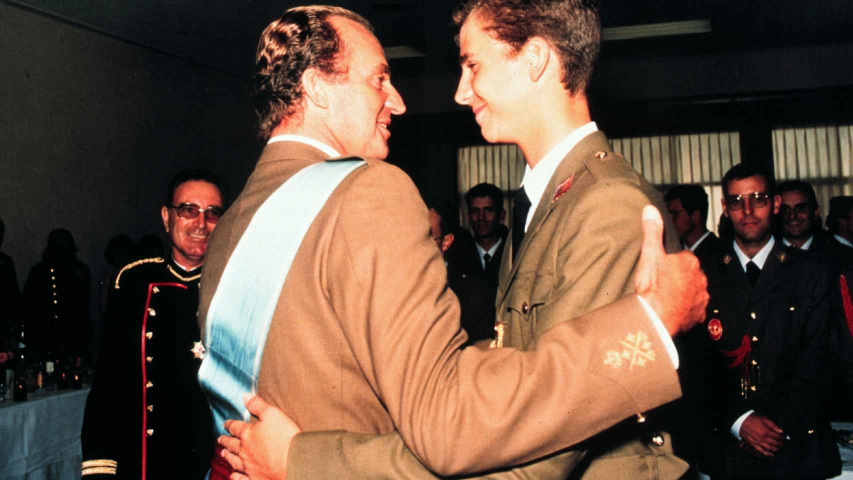 El rey Juan Carlos I abraza a su hijo, el entonces príncipe de Asturias, Felipe de Borbón.