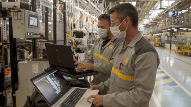 Trabajadores de Renault en la fábrica de motores de Valladolid