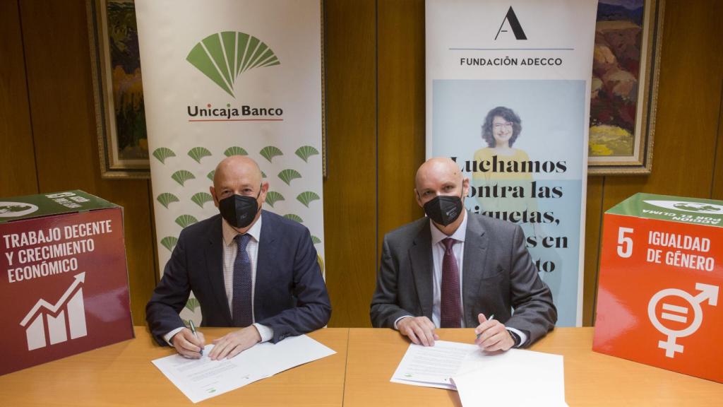 Firma del acuerdo entre Unicaja Banco y la Fundación Adecco