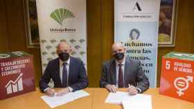 Firma del acuerdo entre Unicaja Banco y la Fundación Adecco